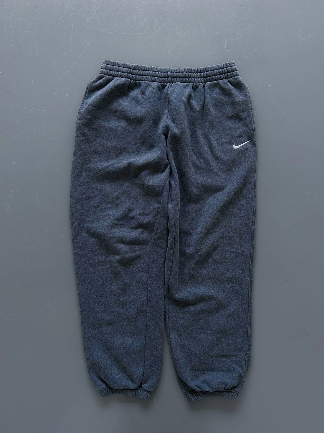 Pantalón Jogger Vintage Nike Gris Plomo – Oferta Limitada