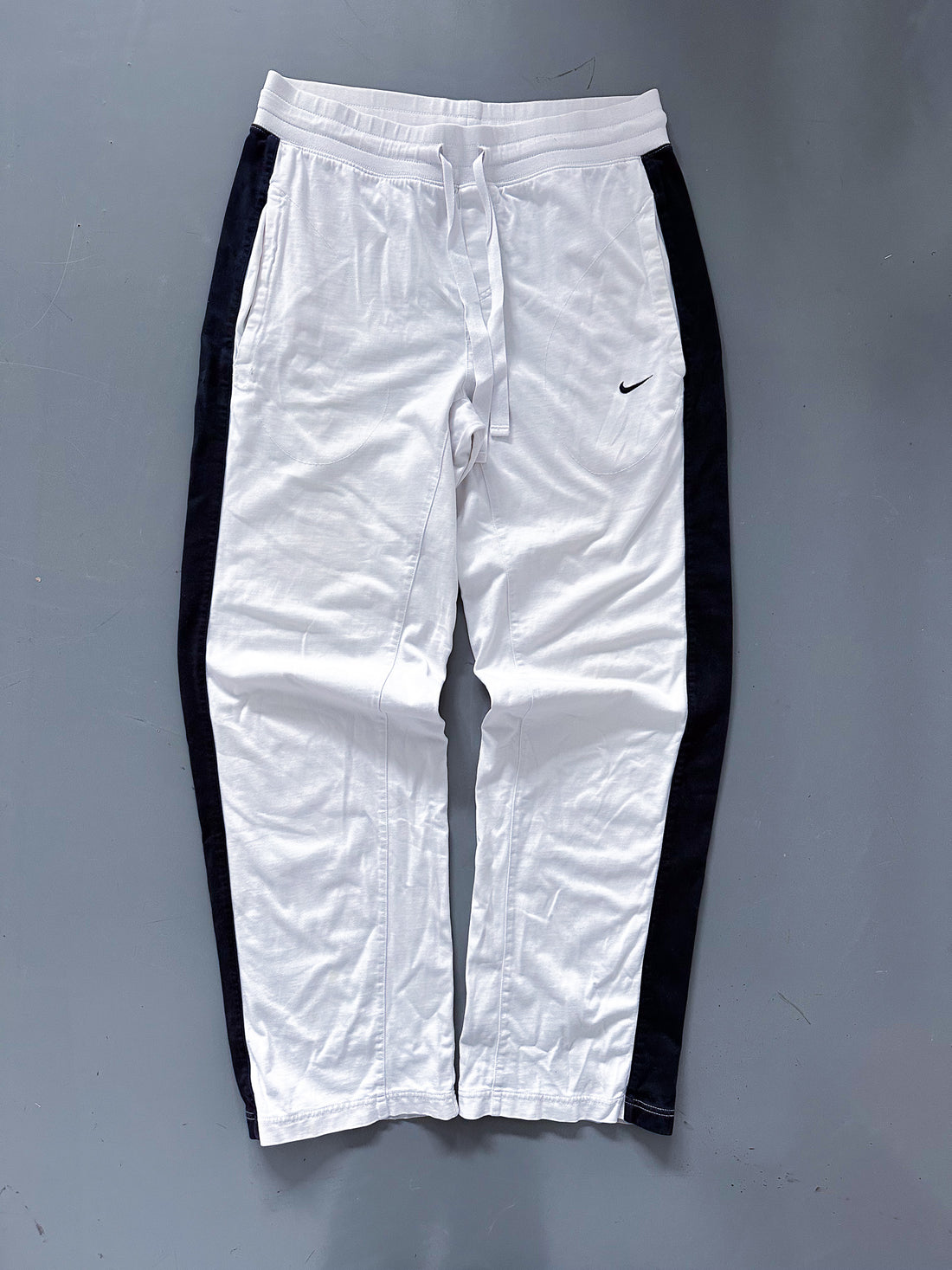 Pantalón Jogger Vintage Nike Blanco a Rayas – Oferta Limitada