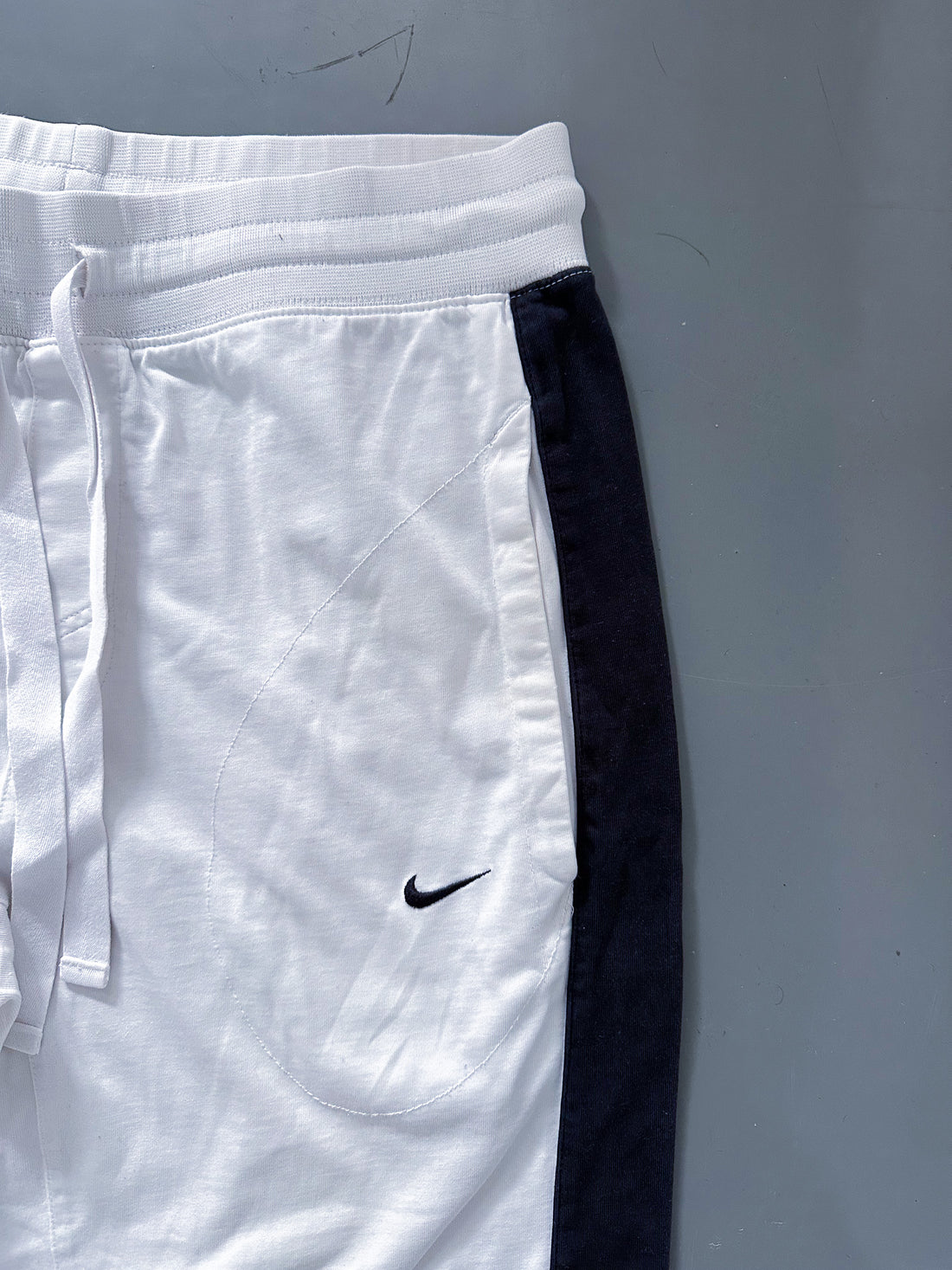 Pantalón Jogger Vintage Nike Blanco a Rayas – Oferta Limitada