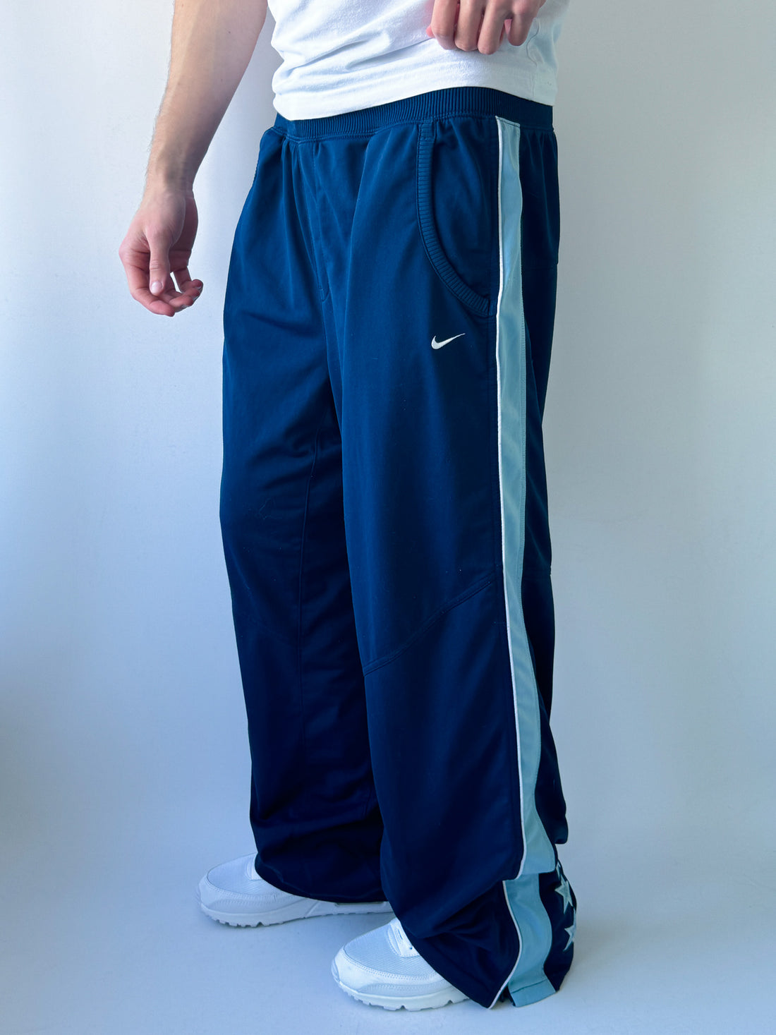 Pantalón Jogger Vintage Nike Azul Marino a Rayas – Oferta Limitada