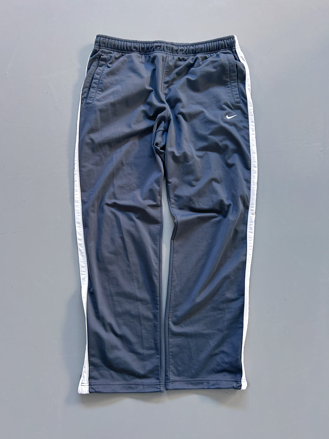 Pantalón Jogger Vintage Nike Negro a Rayas – Oferta Limitada