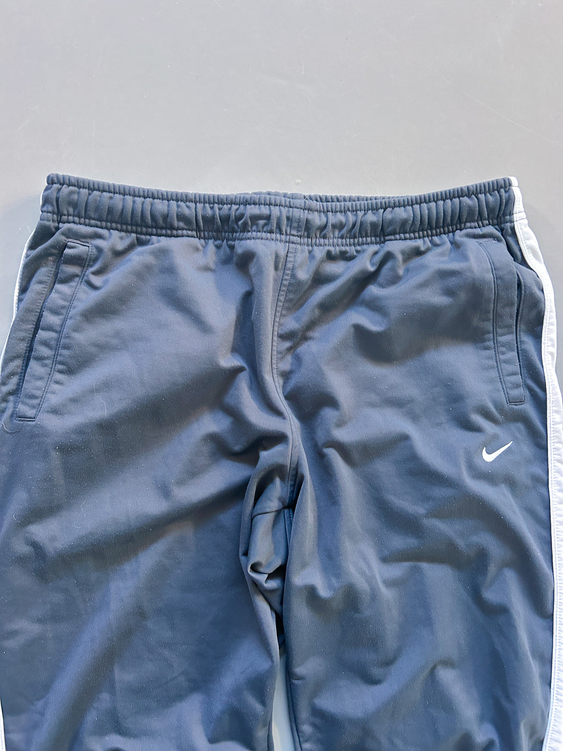 Pantalón Jogger Vintage Nike Negro a Rayas – Oferta Limitada