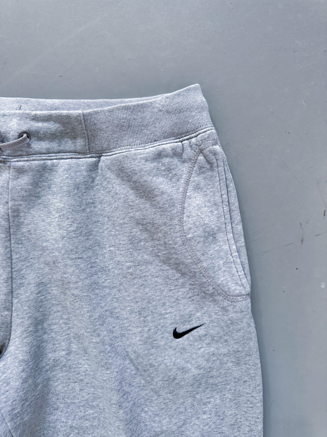 Pantalón Jogger Vintage Nike Gris (Logo Negro) – Oferta Limitada
