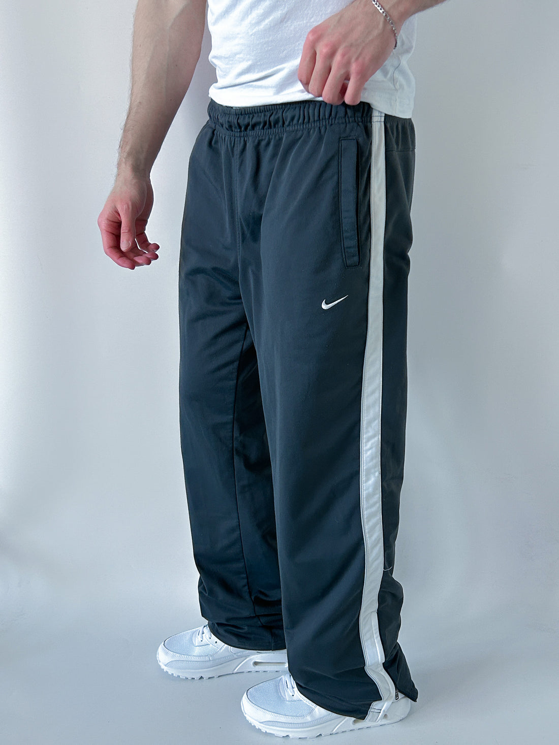 Pantalón Jogger Vintage Nike Negro a Rayas – Oferta Limitada