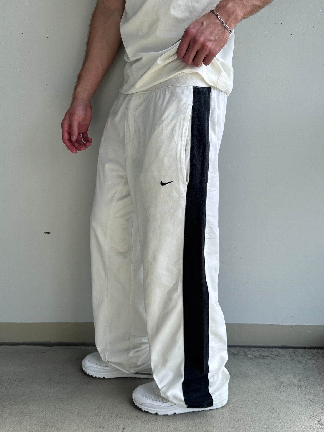 Pantalón Jogger Vintage Nike Blanco a Rayas – Oferta Limitada