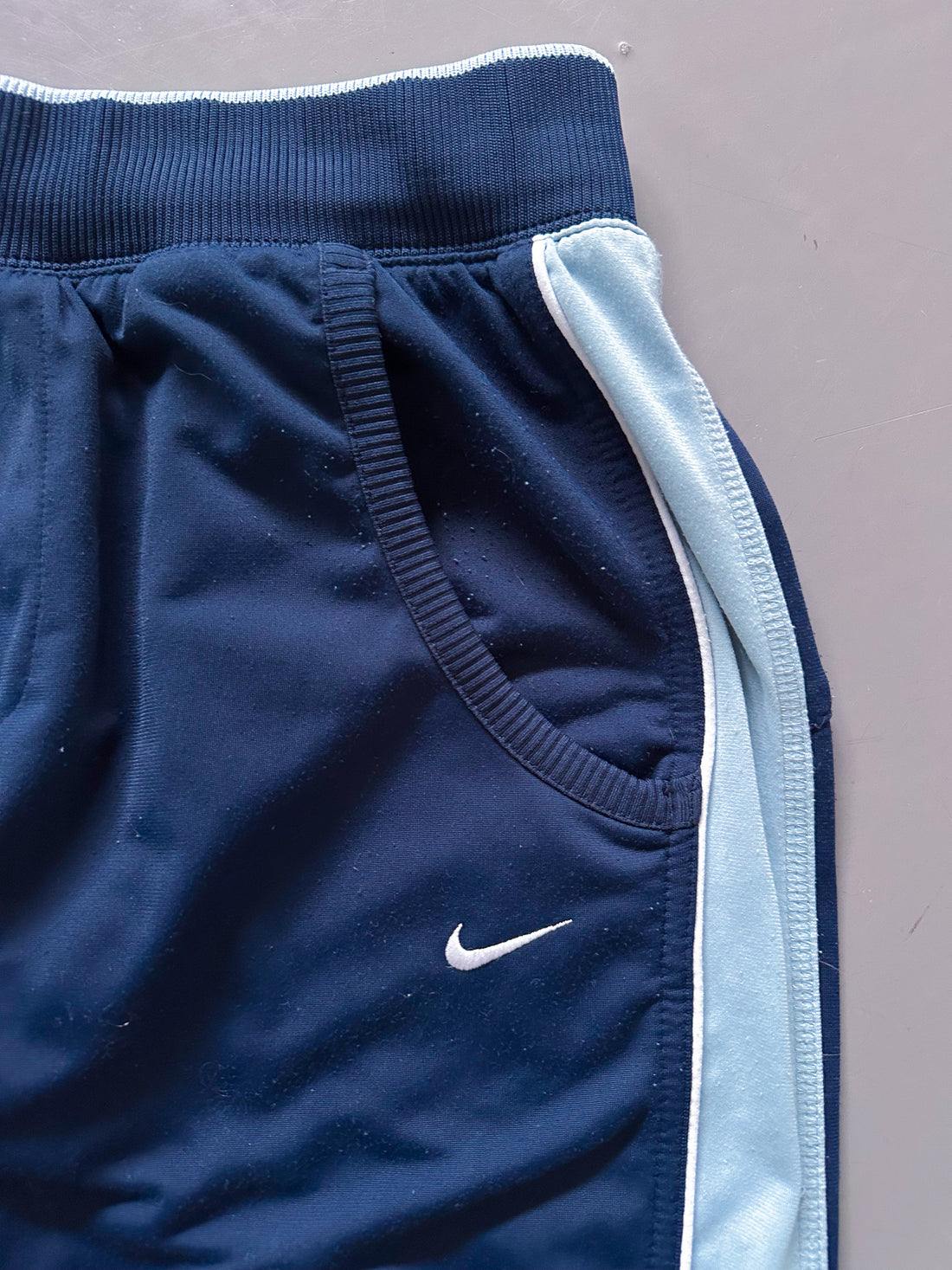 Pantalón Jogger Vintage Nike Azul Marino a Rayas – Oferta Limitada